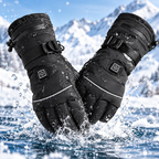 Gants chauffants noirs, démonstration de l'étanchéité