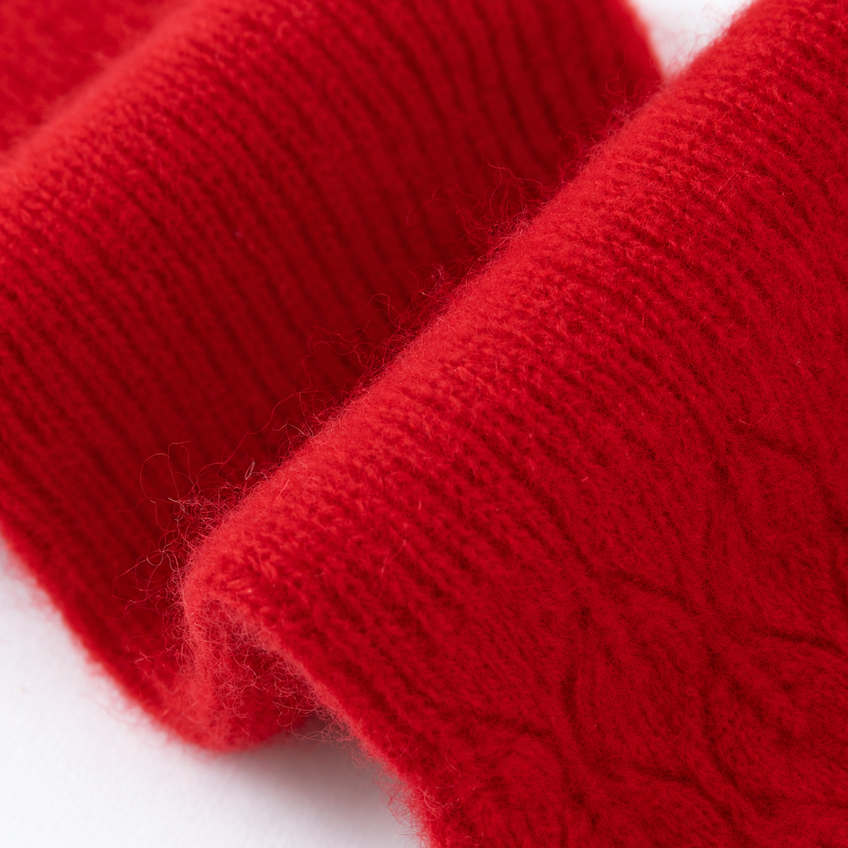 Détail de la maille en laine et cachemire, coloris rouge