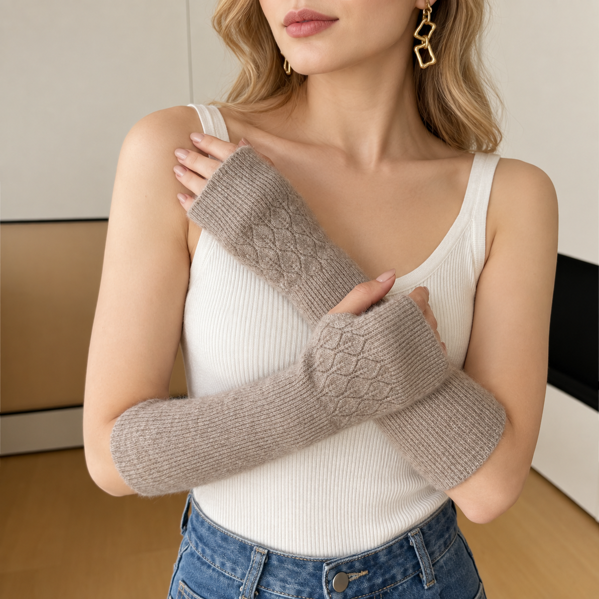 Manchons femme beige en laine et cachemire, portés sur l'avant-bras