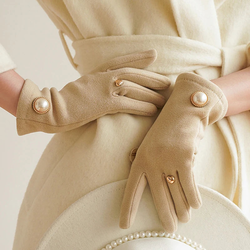 Gant femme camel, bouton perlé et breloque cœur