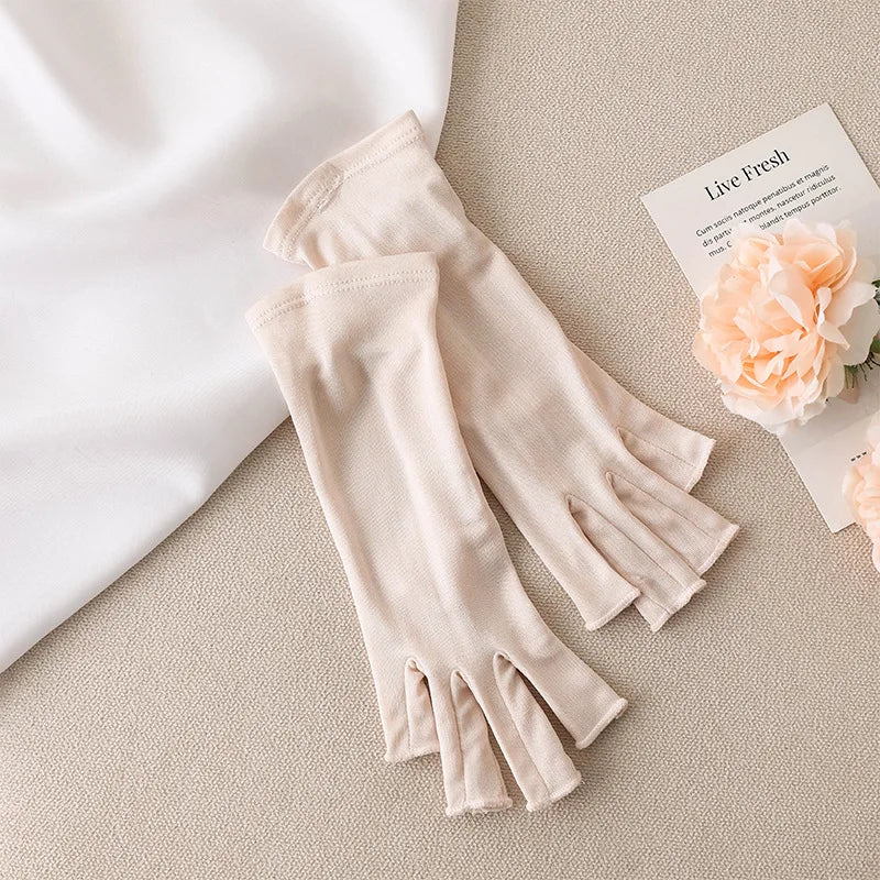 Mitaine femme en soie beige rosé, mi-doigts, posée à plat