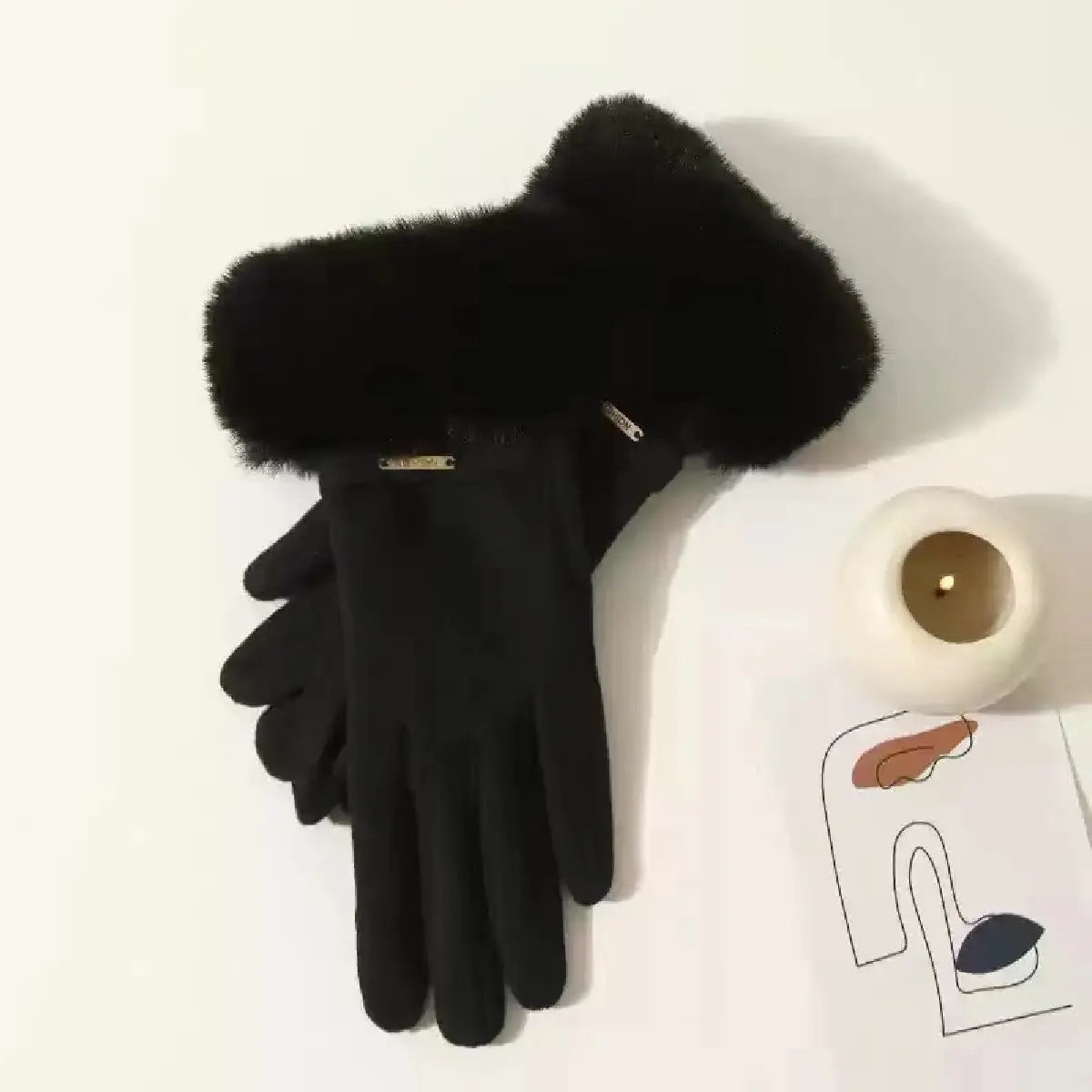 Gant femme en peluche, vue de dos de la main