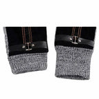 Détail du revers en tricot côtelé gris et de la boucle métallique d'un gant homme en daim