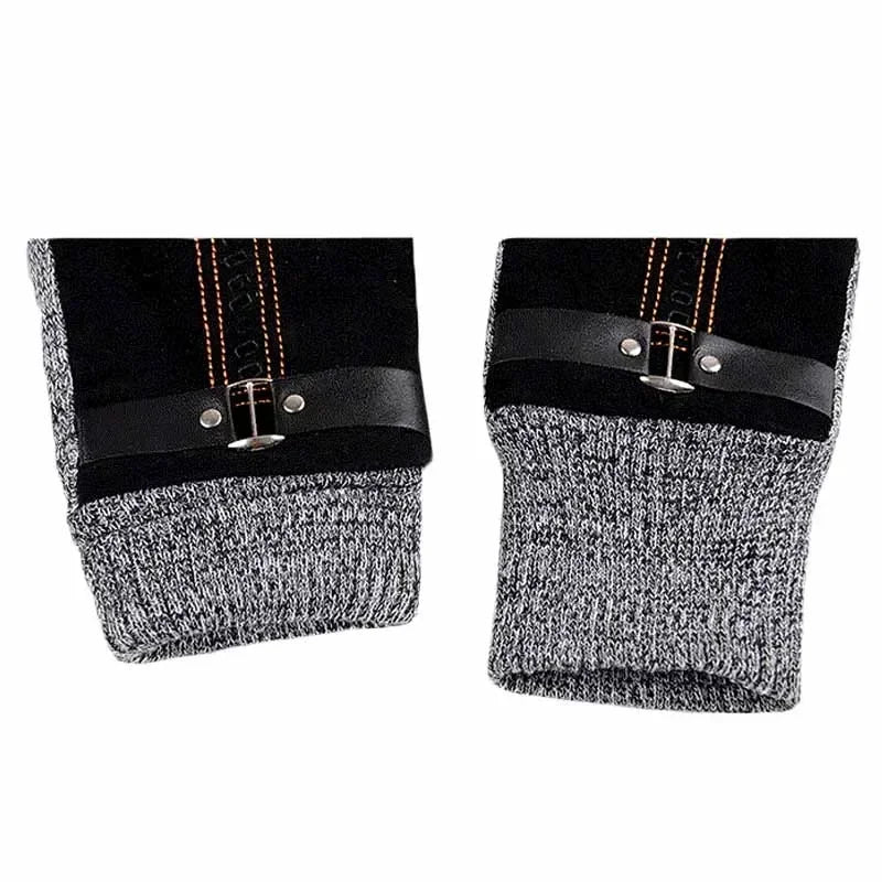 Détail du revers en tricot côtelé gris et de la boucle métallique d'un gant homme en daim
