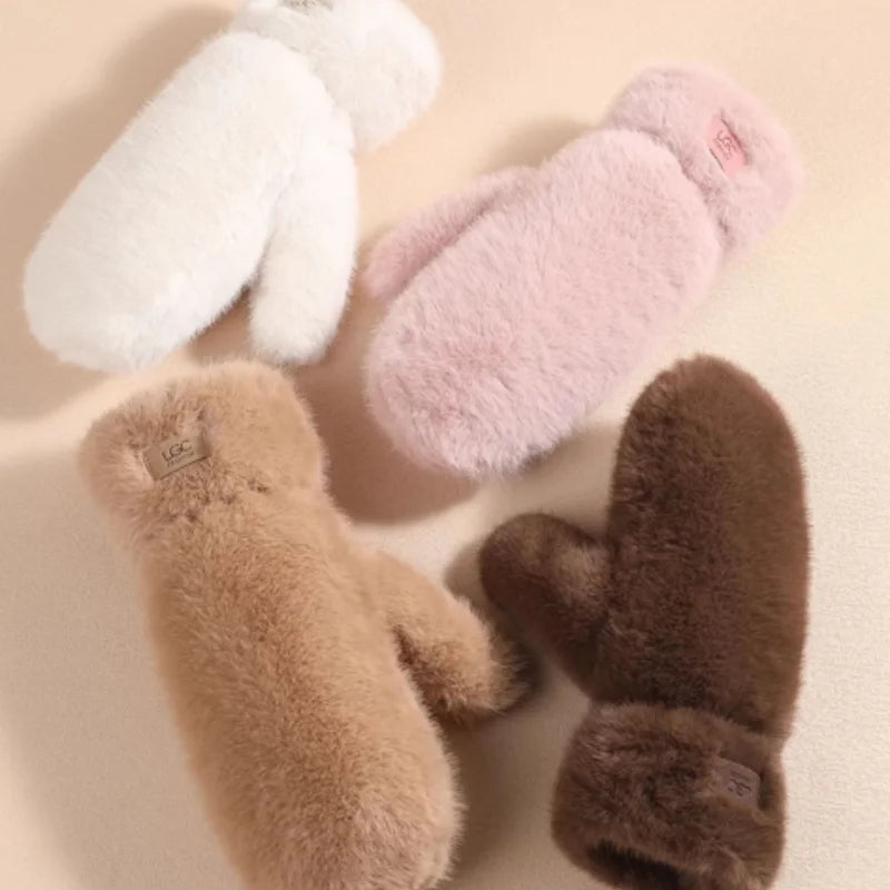 Moufle femme en fausse fourrure, portée en extérieur