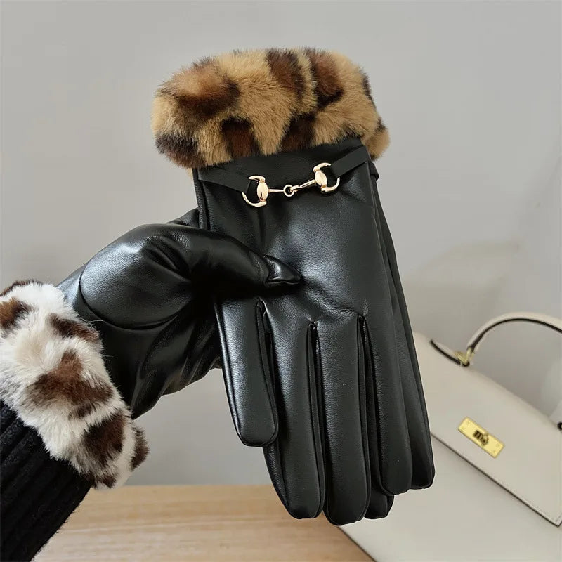 Gant femme en cuir PU, détail de la boucle dorée
