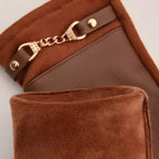Gants similicuir femme, vue rapprochée du poignet et de la chaîne