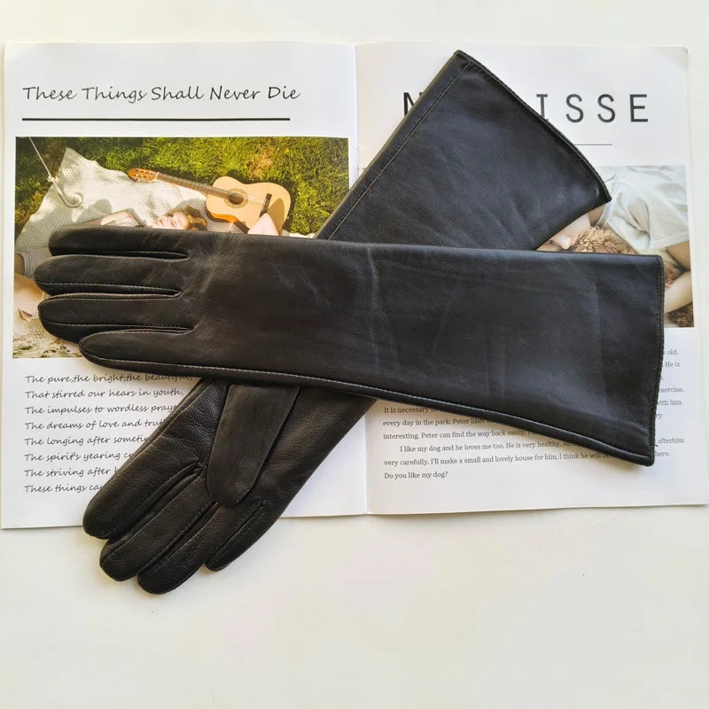 Gants cuir femme mi-bras, coloris noir, portés sur avant-bras