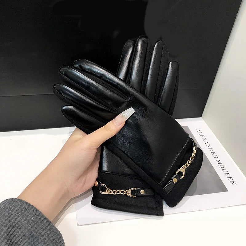 Gants femme similicuir, détail de la chaîne dorée rivetée