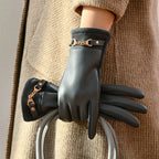 Gants similicuir femme, coloris gris, chaîne dorée au poignet