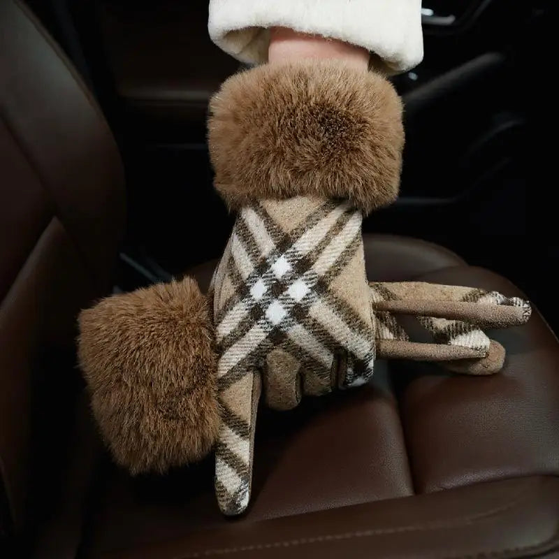 Gant femme tartan, porté en extérieur
