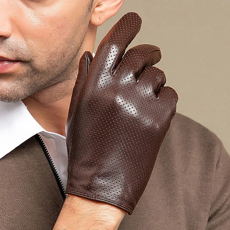 Gant cuir homme brun perforé porté, vue du dos de la main