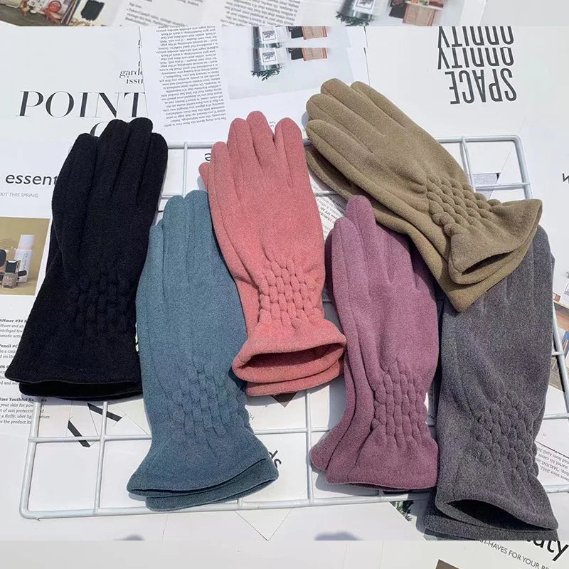 Gant femme en polaire, détail de l'empiècement tressé