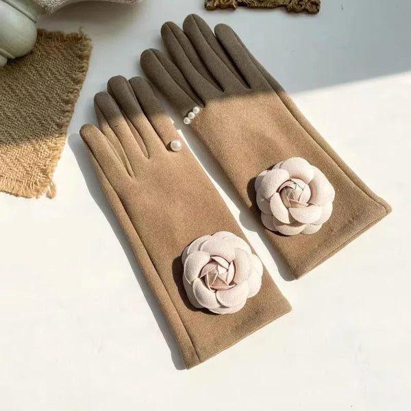 Gant femme camel en suédine, broche camélia perlée