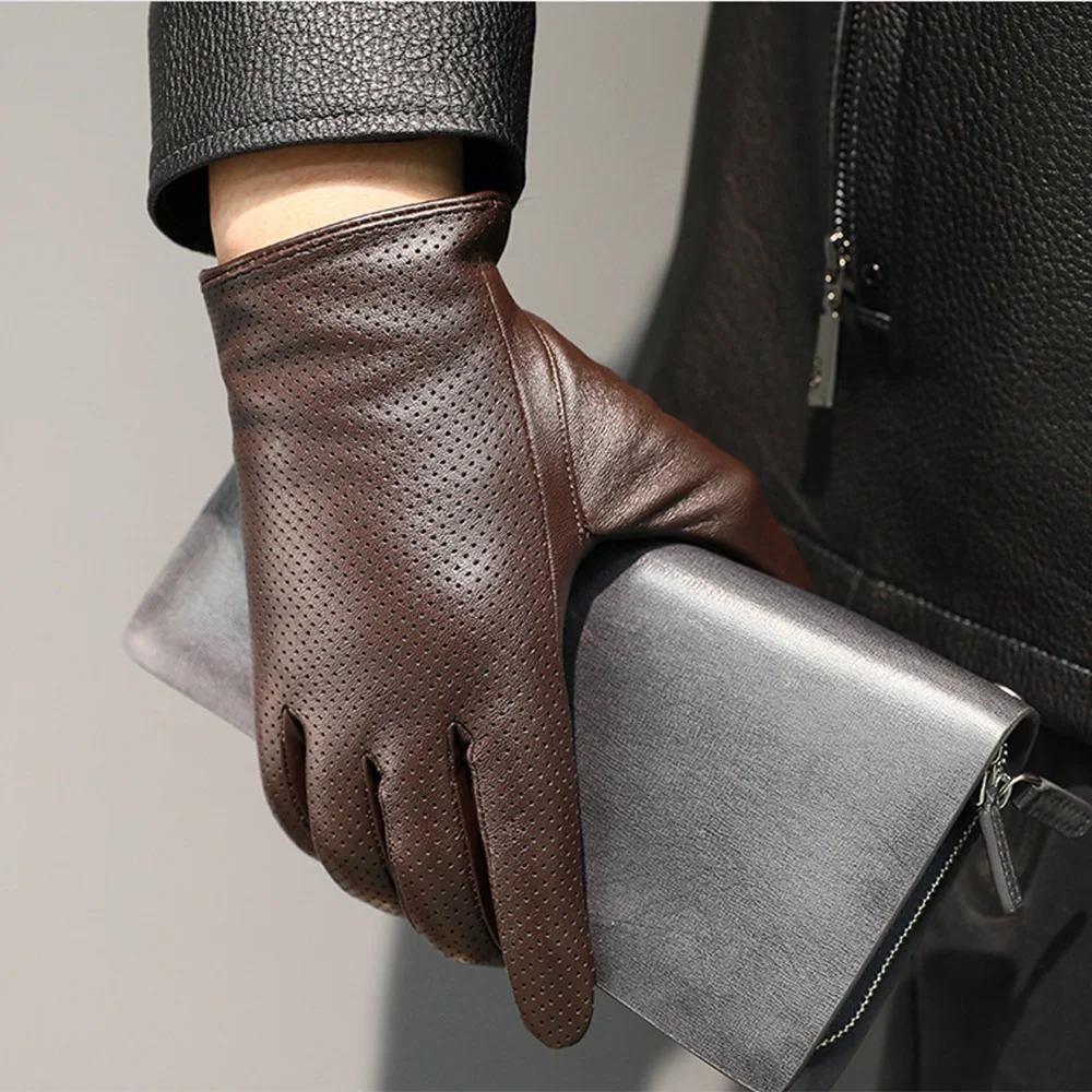 Gant cuir homme brun perforé, porté avec une pochette en cuir à la main