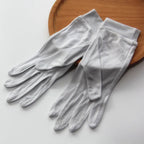 Gant femme gris clair en soie, vue de face