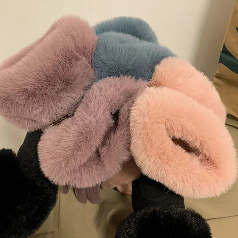 Gant femme en velours épais, porté en extérieur
