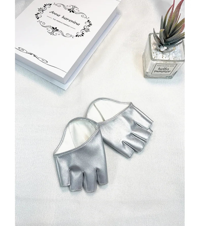 Gants similicuir femme courts, coloris argent, posés à plat