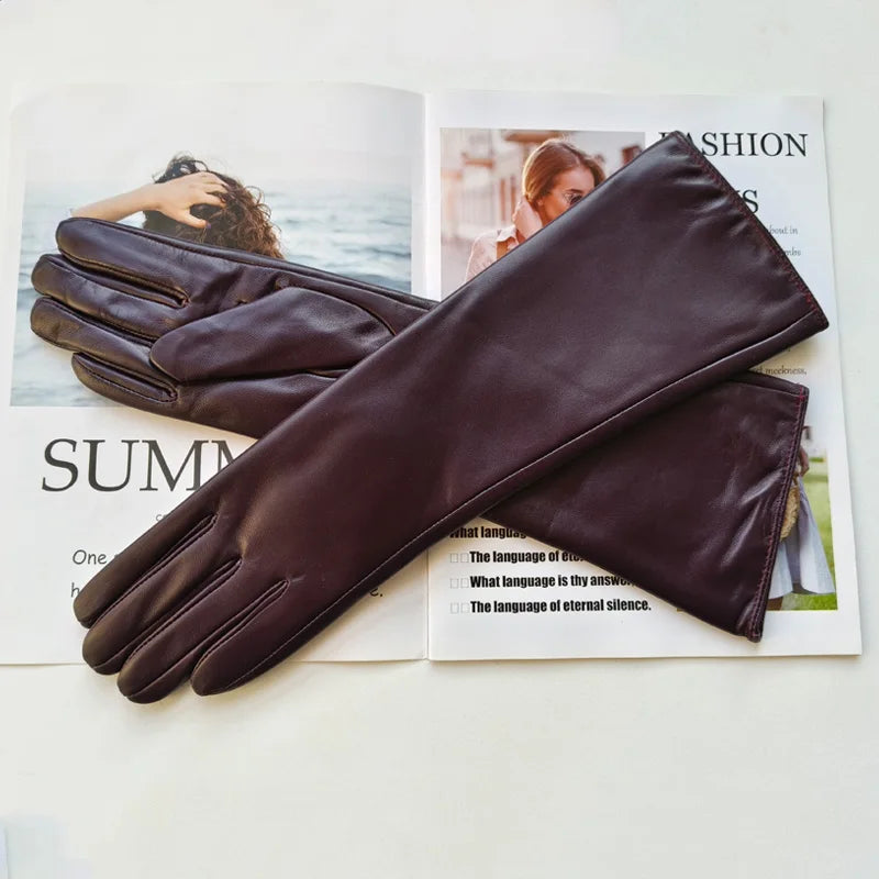 Gants cuir femme mi-bras, coloris violet foncé, posés à plat