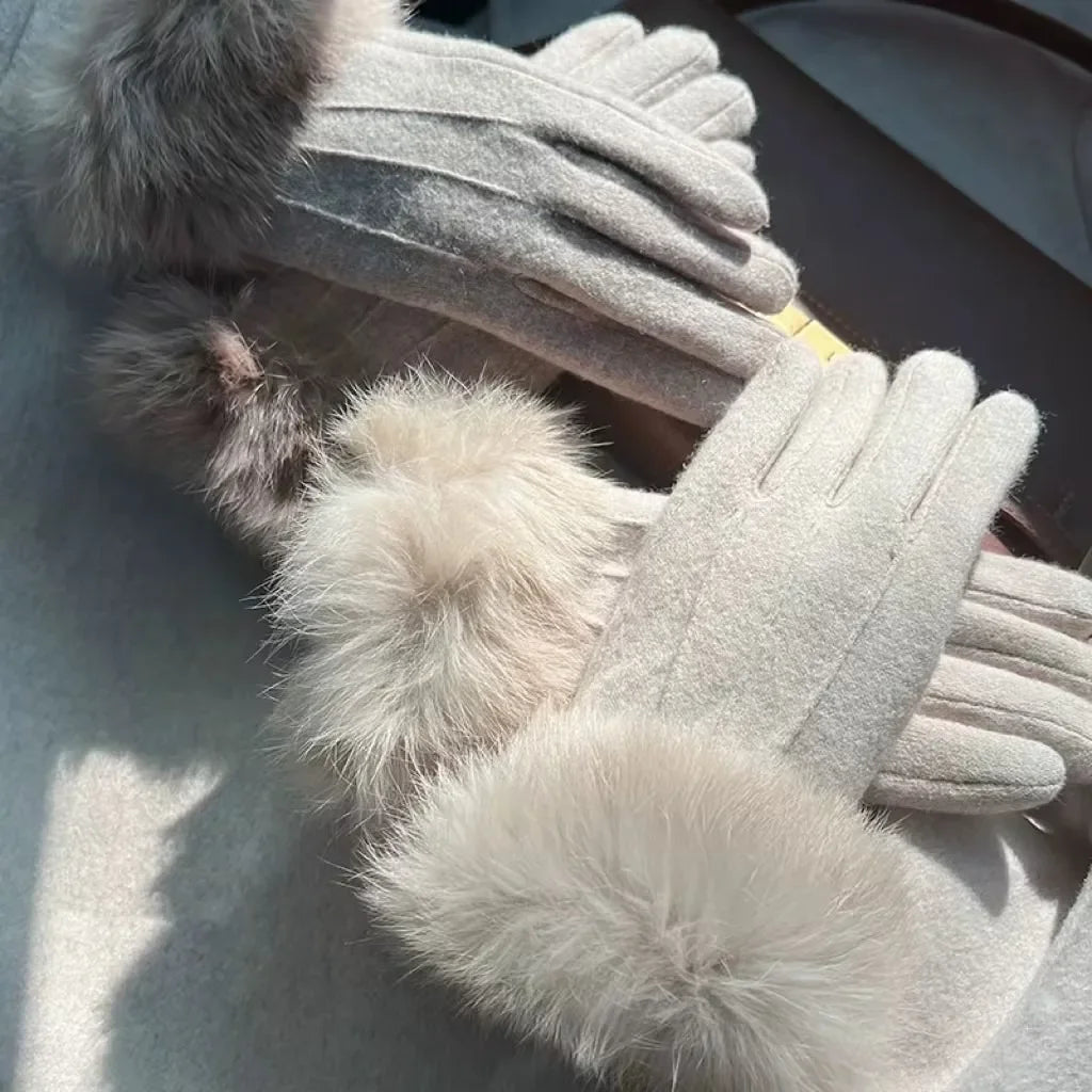 Gant femme en peluche épaisse, vue de dos de la main