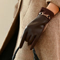 Gants similicuir femme, coloris bordeaux, chaîne dorée au poignet