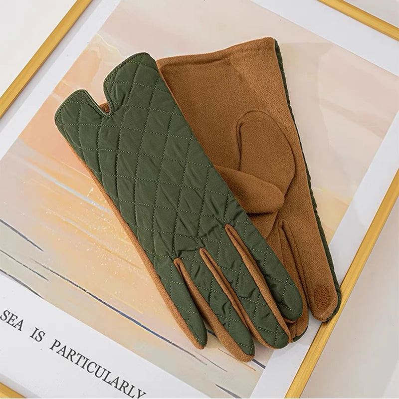 Gant femme en cuir suédé matelassé, détail du piquage