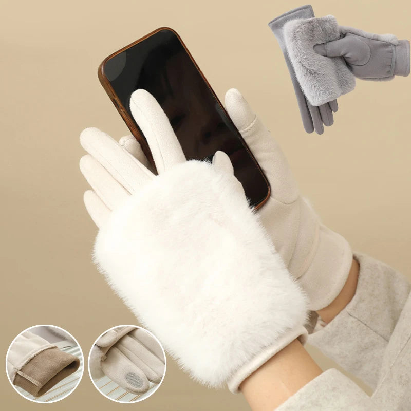 Gant femme en suédine, utilisation d'un smartphone