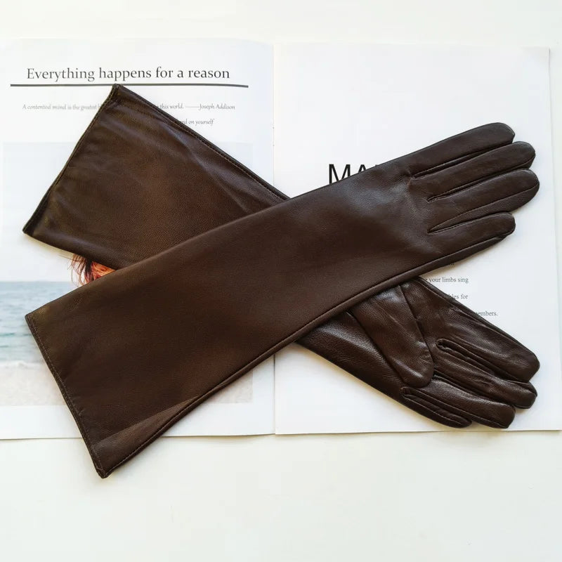 Gants cuir femme mi-bras, coloris café, posés à plat