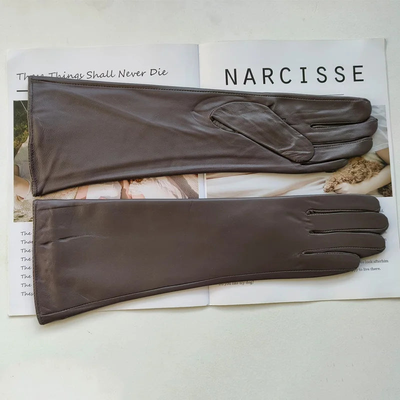 Gants cuir femme mi-bras, coloris gris foncé, posés à plat