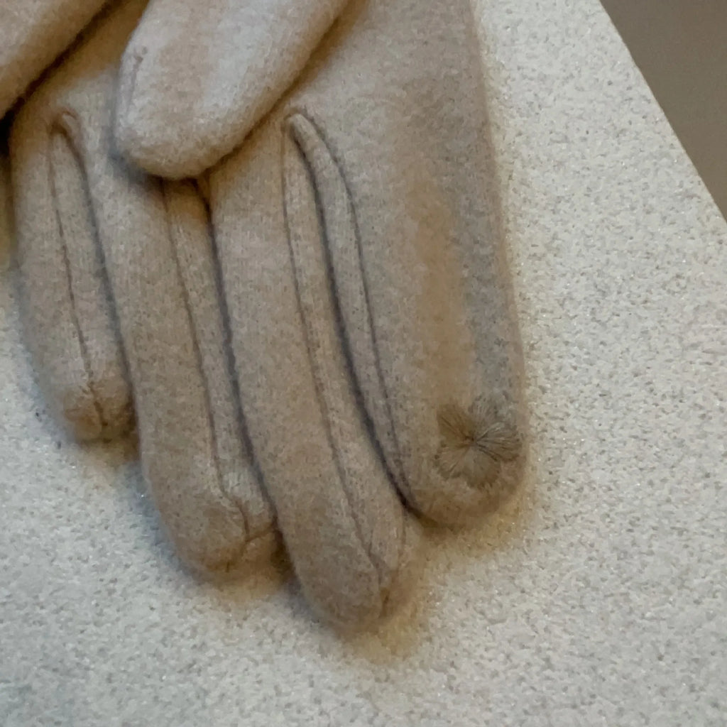 Gant femme, détail de l'empiècement perlé
