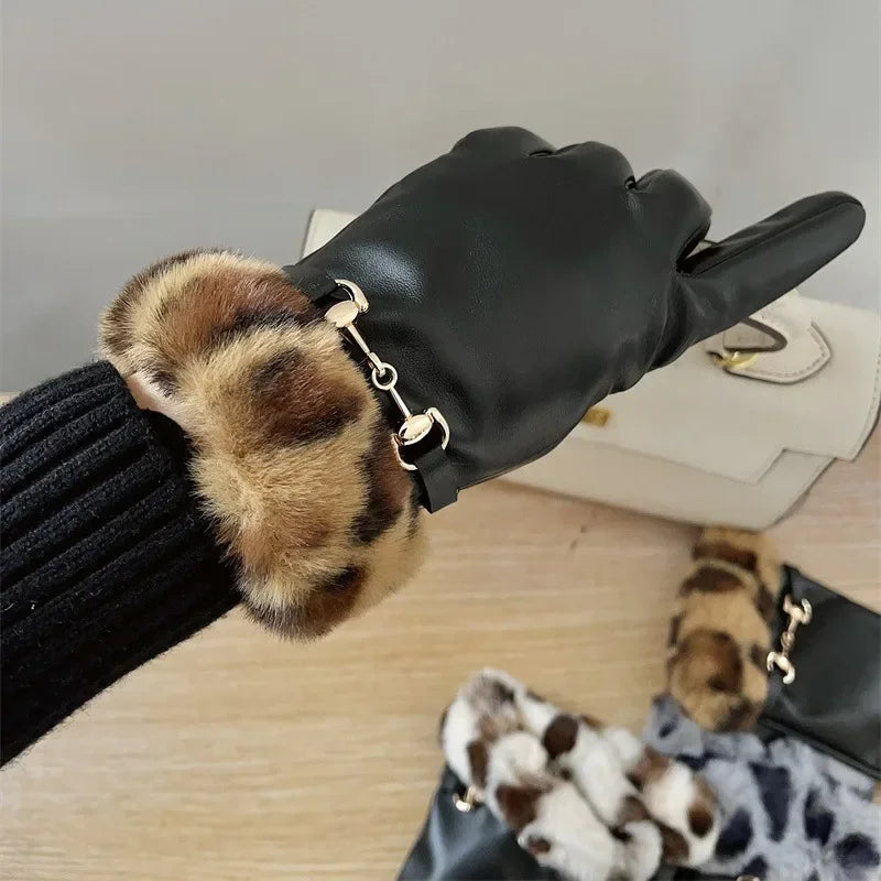 Gant femme en cuir PU, détail du revers léopard