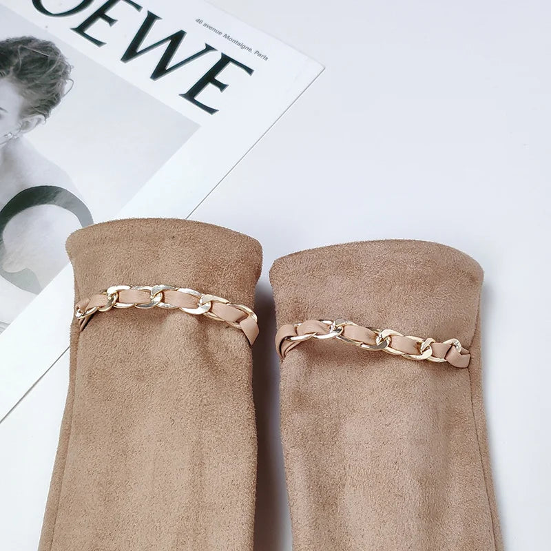 Gant femme en suédine, porté au poignet