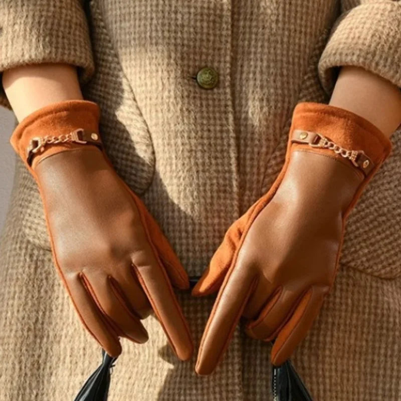 Gants similicuir femme, vue portée, chaîne dorée au poignet