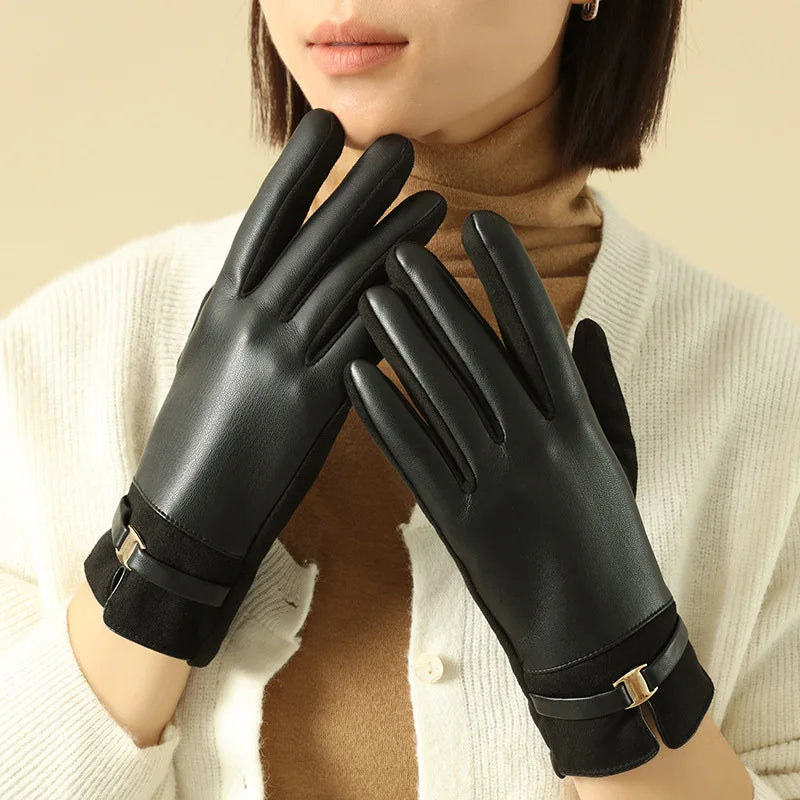 Gants femme bicolores, détail de la boucle dorée