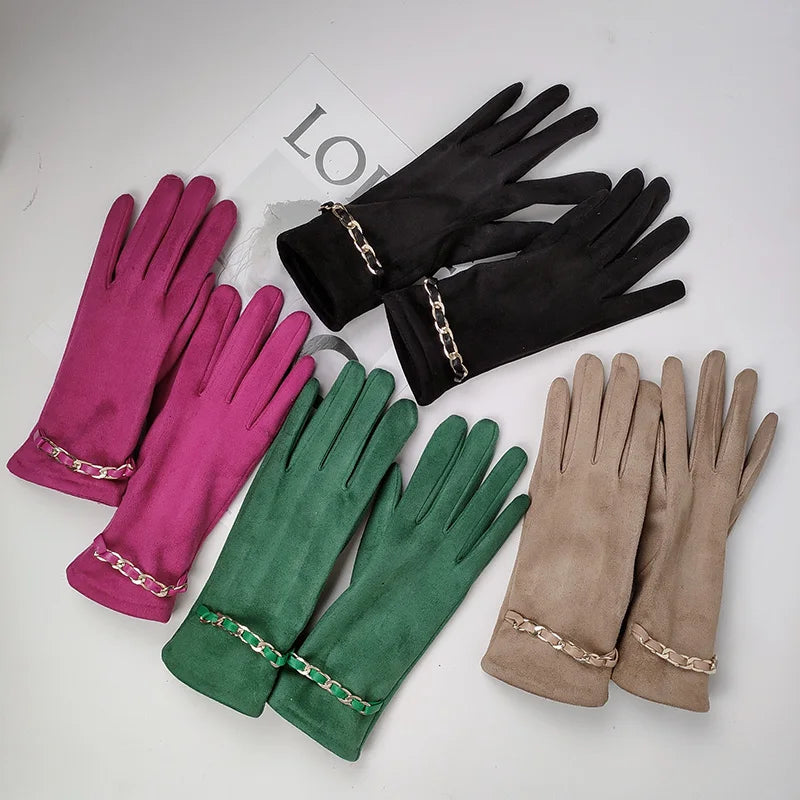 Gant femme en suédine, détail de la chaîne dorée