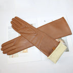 Gants cuir femme longs, coloris cognac, posés à plat