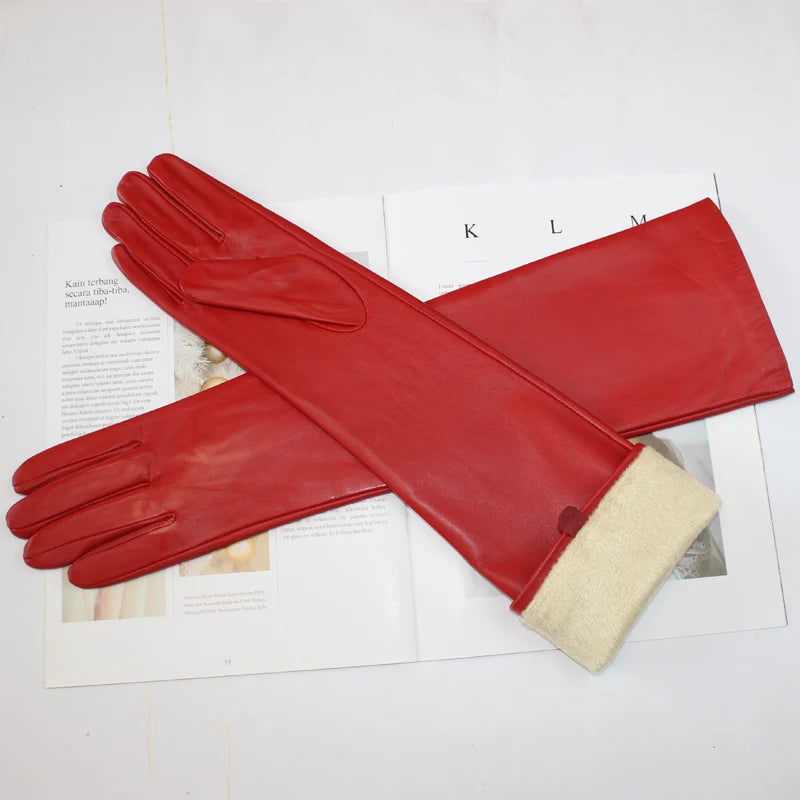 Gants cuir femme longs, coloris rouge, posés à plat