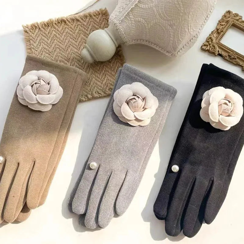 Gant femme en suédine, détail de la broche camélia