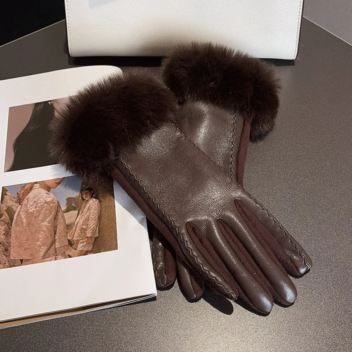 Gants femme cuir PU brun, surpiqûres décoratives et fourrure