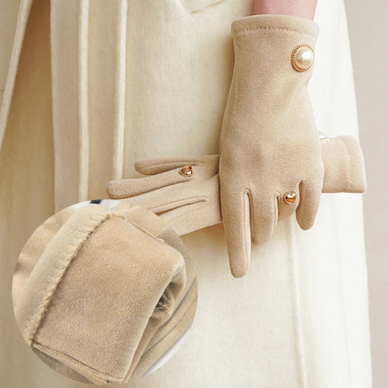 Gant femme, détail du bouton perlé