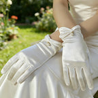 Gant femme en satin blanc porté, vue du dos de la main