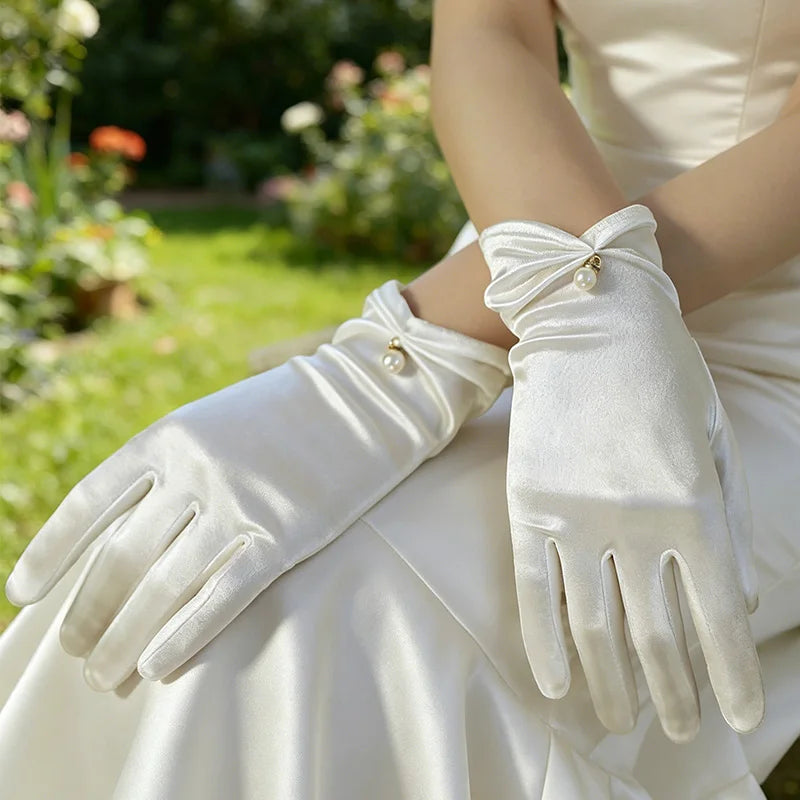 Gant femme en satin blanc porté, vue du dos de la main