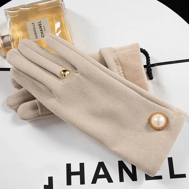 Gant femme en velours, détail du bouton perlé