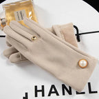Gant femme en velours, détail du bouton perlé
