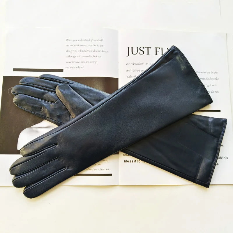 Gants cuir femme mi-bras, coloris bleu profond, posés à plat