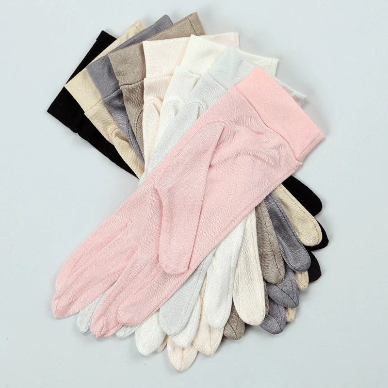Gant femme en soie, vue de la paire assortie