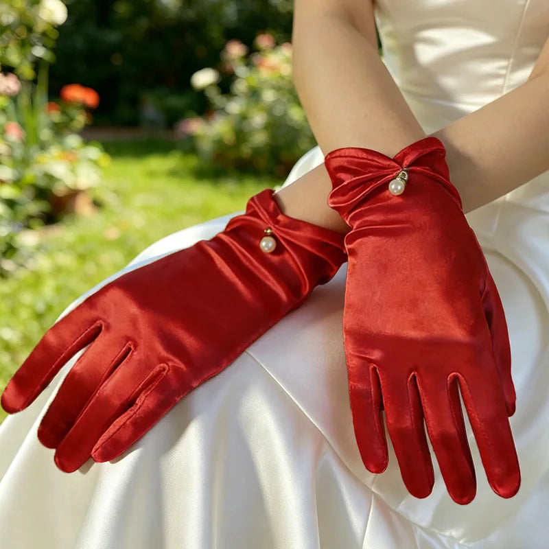 Gant femme en satin rouge porté, vue du dos de la main
