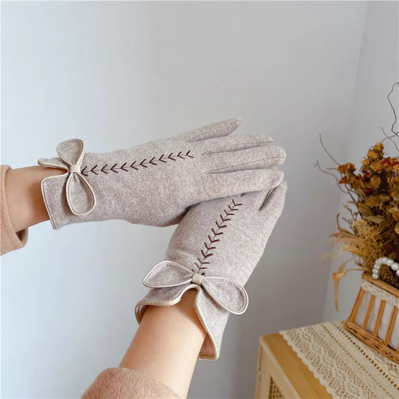 Gant femme en laine, détail du nœud décoratif
