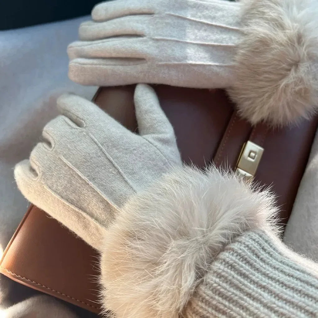 Gant femme en peluche épaisse, détail de la matière