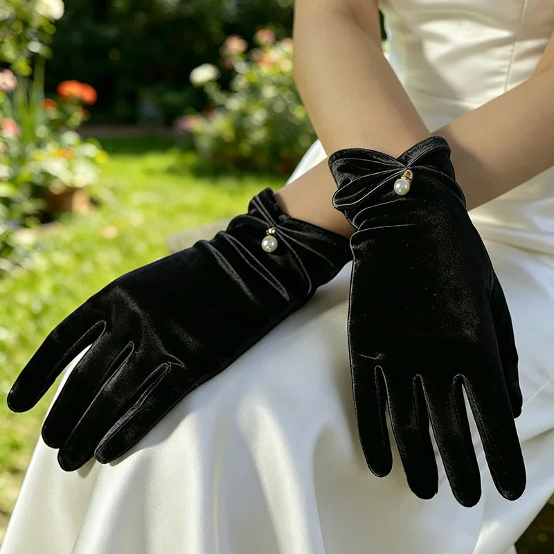 Gant femme en satin noir porté, vue du dos de la main